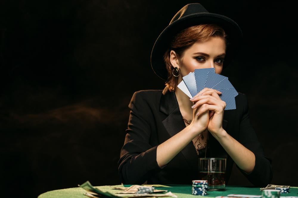 devojka igra poker - poker devojka - blef u pokeru - pokeraski blef