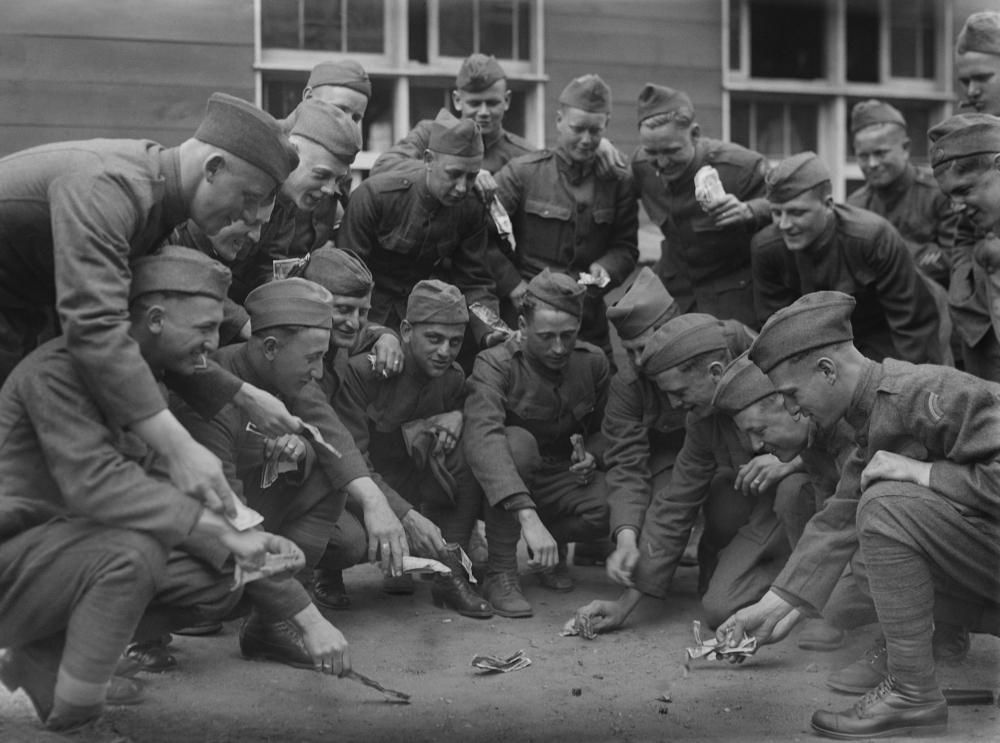 vojnici se kockaju - istorija kockanja